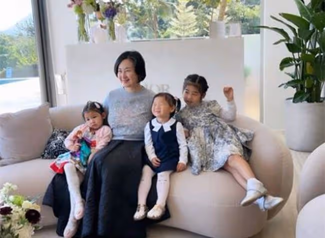 何超瓊與青梅竹馬好友聚會，一起打撞球很盡興，59歲仍未婚無兒女