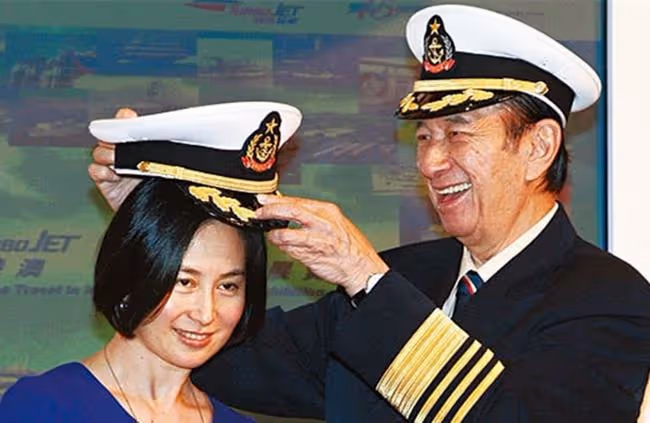 何超瓊與青梅竹馬好友聚會，一起打撞球很盡興，59歲仍未婚無兒女