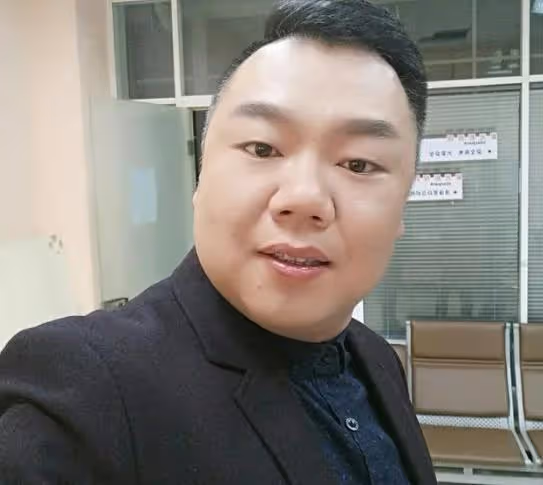 演員姜超：事業愛情兩不順，歷經坎坷，相親20次才找到老婆
