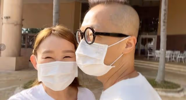 甜蜜！41歲香港女歌手曬照慶祝結婚6周年，自曝如今還對老公害羞