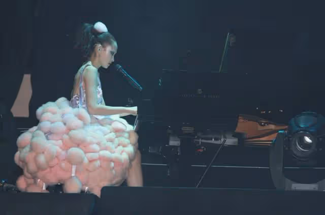 甜蜜！41歲香港女歌手曬照慶祝結婚6周年，自曝如今還對老公害羞