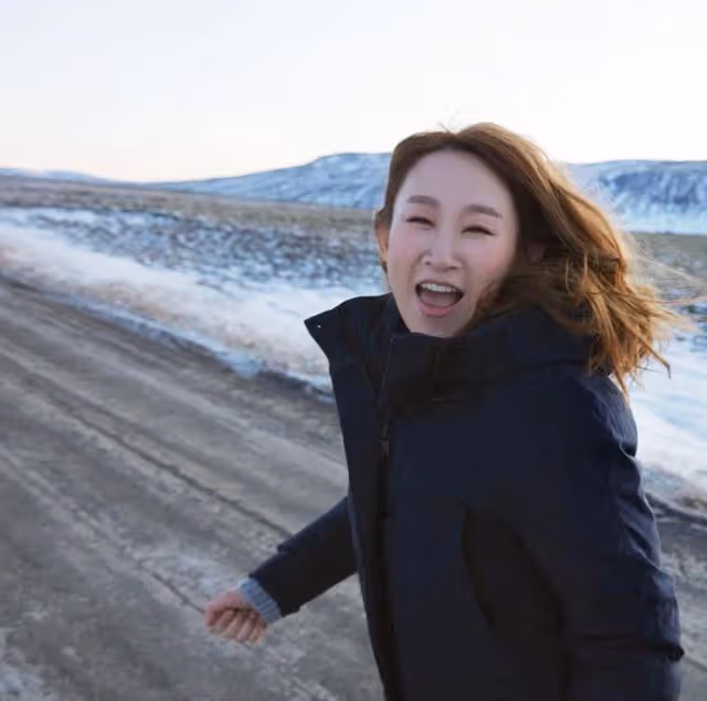 甜蜜！41歲香港女歌手曬照慶祝結婚6周年，自曝如今還對老公害羞