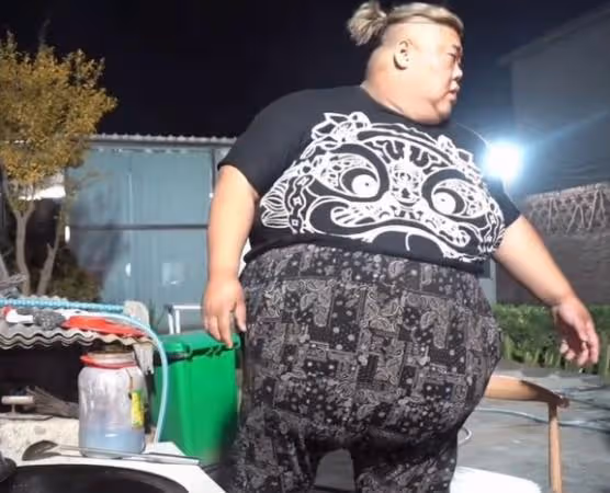 600斤胖猴仔狀態堪憂，首次做麻辣「藍龍蝦」，大胖：送兄弟上路