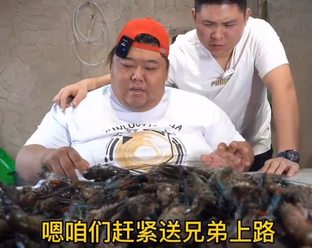 600斤胖猴仔狀態堪憂，首次做麻辣「藍龍蝦」，大胖：送兄弟上路