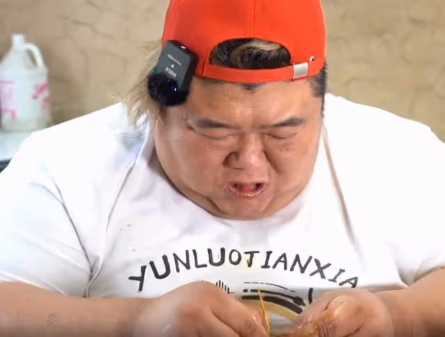 600斤胖猴仔狀態堪憂，首次做麻辣「藍龍蝦」，大胖：送兄弟上路