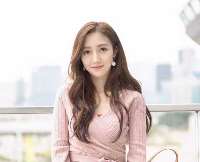 演技被批慘不忍睹！TVB甜美小花首當女主角，挑戰一人分飾三角