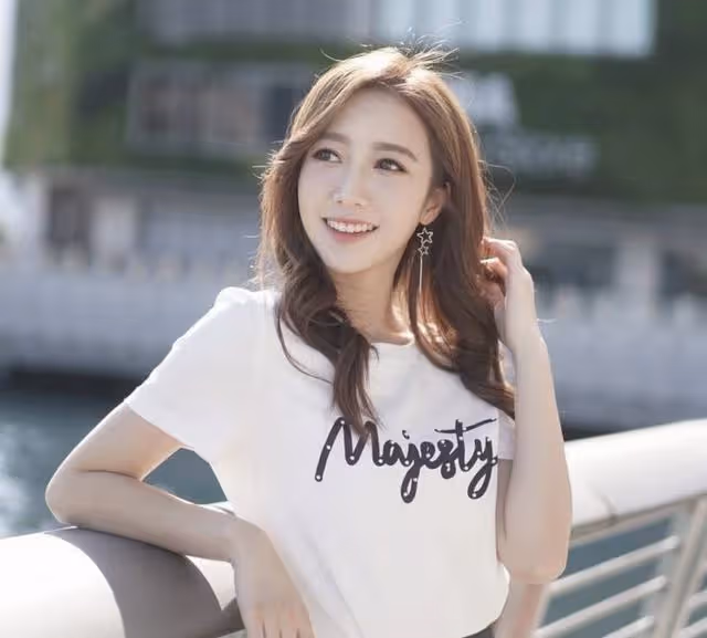 演技被批慘不忍睹！TVB甜美小花首當女主角，挑戰一人分飾三角