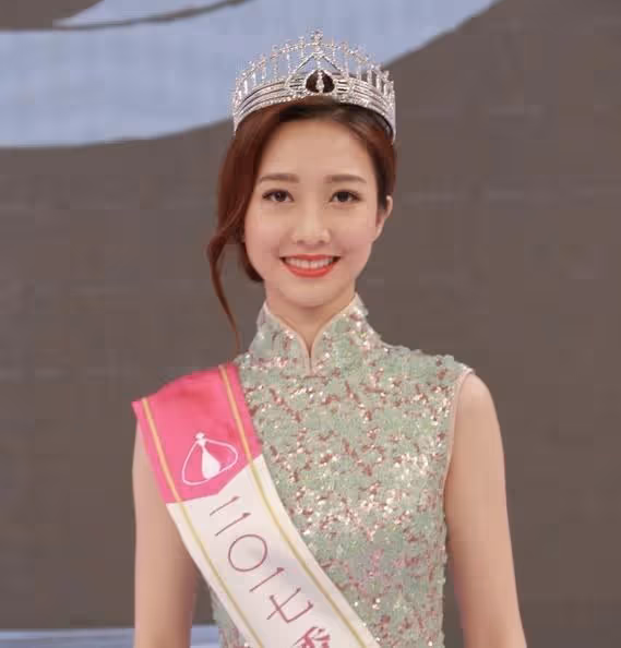 演技被批慘不忍睹！TVB甜美小花首當女主角，挑戰一人分飾三角