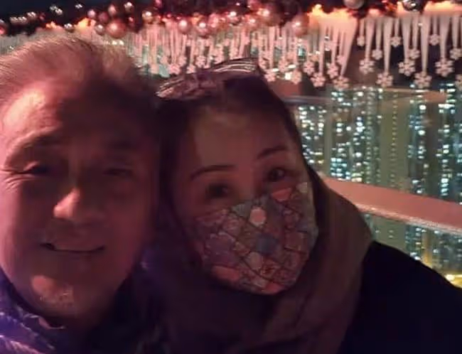 吳岱融慶結婚26周年，與妻子貼臉合影太恩愛，半億豪宅寫對方名字