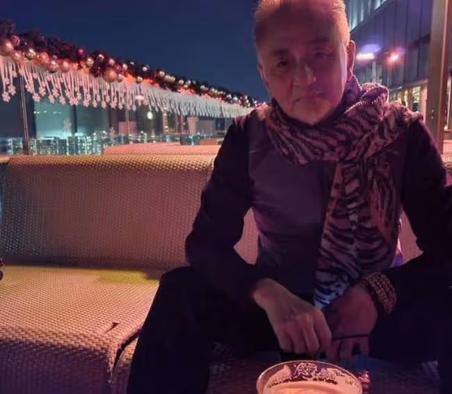 吳岱融慶結婚26周年，與妻子貼臉合影太恩愛，半億豪宅寫對方名字