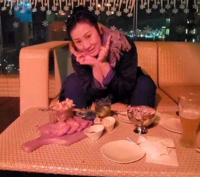 吳岱融慶結婚26周年，與妻子貼臉合影太恩愛，半億豪宅寫對方名字