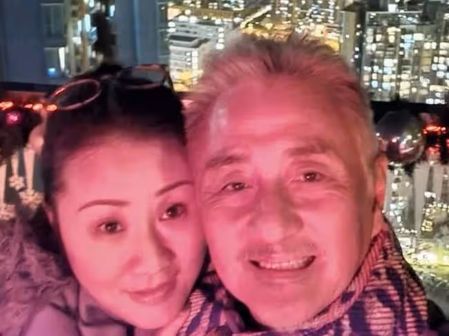吳岱融慶結婚26周年，與妻子貼臉合影太恩愛，半億豪宅寫對方名字
