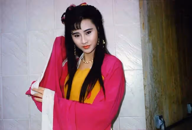吳岱融慶結婚26周年，與妻子貼臉合影太恩愛，半億豪宅寫對方名字