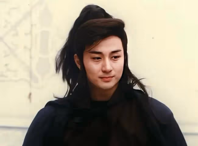 吳岱融慶結婚26周年，與妻子貼臉合影太恩愛，半億豪宅寫對方名字