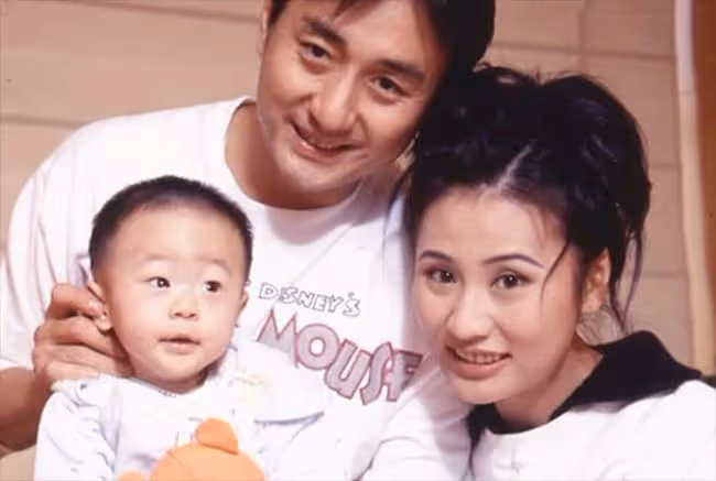 吳岱融慶結婚26周年，與妻子貼臉合影太恩愛，半億豪宅寫對方名字
