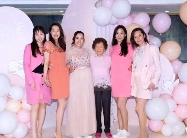 甄子丹小姨子嫁豪門2年懷孕，辦奢華產前派對，30位貴婦盛裝出席