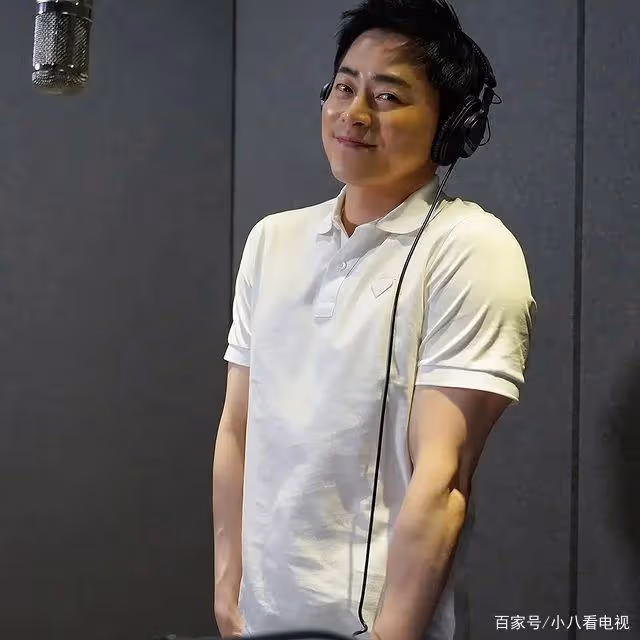 家有歌喉美妙的妻子，自己也有一片天，他的演員生活有些機智