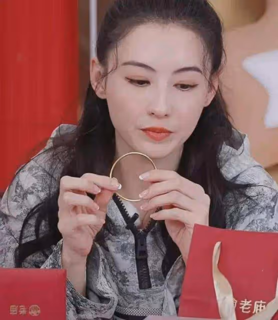 張柏芝直播間帶貨秀演技？產品價格大跳水，網友稱只是一齣戲