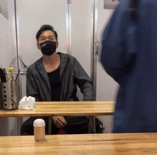 54歲鄒兆龍內地拍戲，與女友人到小店吃腸粉接地氣，妻兒定居國外