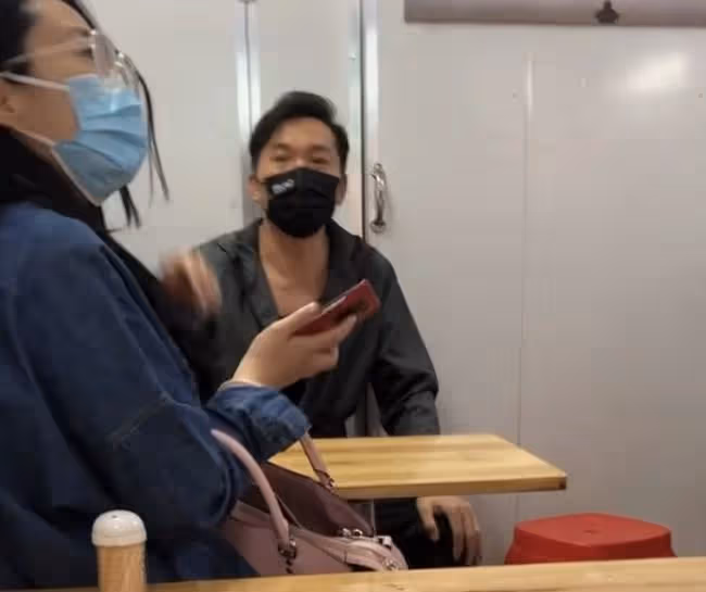 54歲鄒兆龍內地拍戲，與女友人到小店吃腸粉接地氣，妻兒定居國外