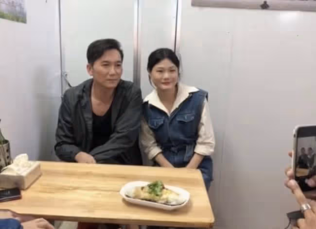 54歲鄒兆龍內地拍戲，與女友人到小店吃腸粉接地氣，妻兒定居國外