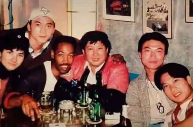 54歲鄒兆龍內地拍戲，與女友人到小店吃腸粉接地氣，妻兒定居國外
