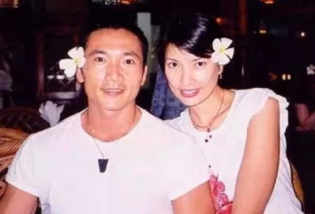 54歲鄒兆龍內地拍戲，與女友人到小店吃腸粉接地氣，妻兒定居國外
