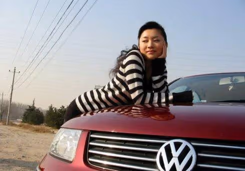 41歲仍未結婚,貸款買車,央視著名美女主播紫凝背後的辛酸歷程