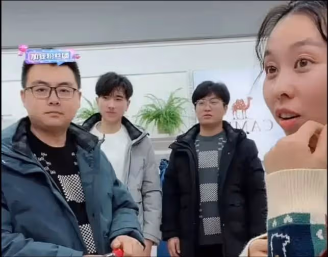 許敏遊玩被跟拍，郭威和剛認親那會有明顯變化，熊磊開直播逗楷楷