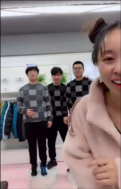 許敏遊玩被跟拍，郭威和剛認親那會有明顯變化，熊磊開直播逗楷楷