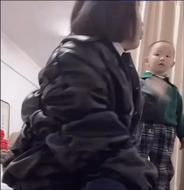 許敏遊玩被跟拍，郭威和剛認親那會有明顯變化，熊磊開直播逗楷楷