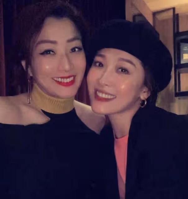 女神久違同框聚餐！周勵淇大曝鄭秀文食量驚人，二人已相識二十年