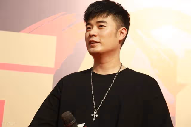 《愛情公寓》命運大不同,婁藝瀟陳赫直播撈錢,這兩人卻潛心演戲