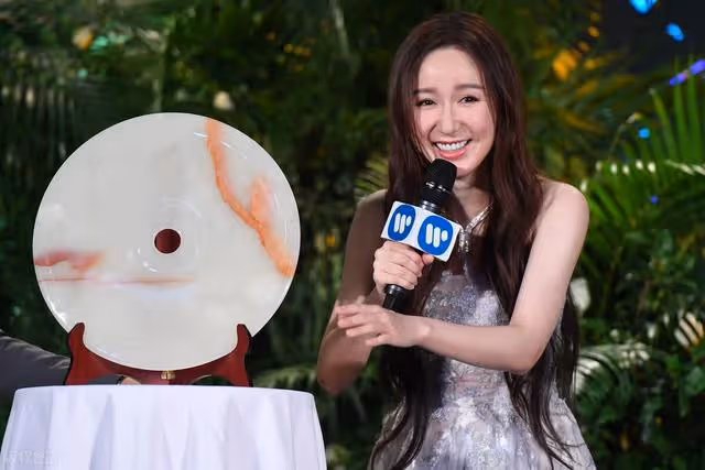 《愛情公寓》命運大不同,婁藝瀟陳赫直播撈錢,這兩人卻潛心演戲