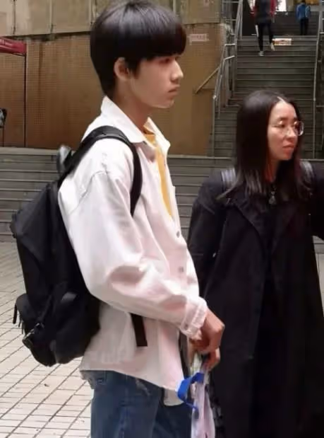 媽媽接宋亞軒回家,母子倆同框身高差好養眼,全家是高顏值