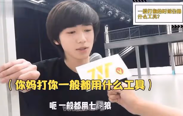 媽媽接宋亞軒回家,母子倆同框身高差好養眼,全家是高顏值