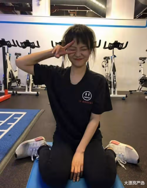 白百何36歲還是這麼動人,胸前提裙子動作賊性感,難怪專吸小鮮肉