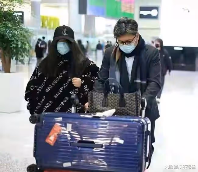 王岳倫和美女酒後同回酒店舉止親密 曾因酒醉壁咚女生