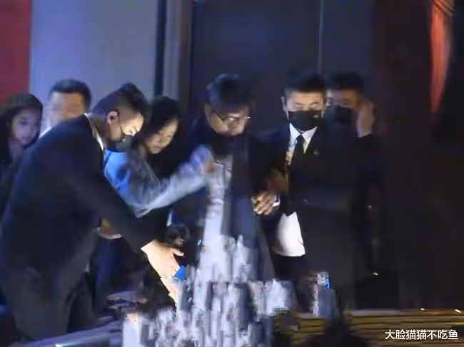 王岳倫和美女酒後同回酒店舉止親密 曾因酒醉壁咚女生