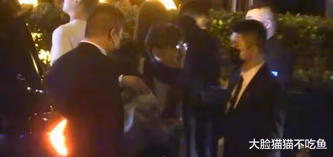 王岳倫和美女酒後同回酒店舉止親密 曾因酒醉壁咚女生