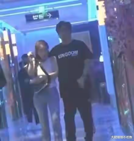 王岳倫和美女酒後同回酒店舉止親密 曾因酒醉壁咚女生