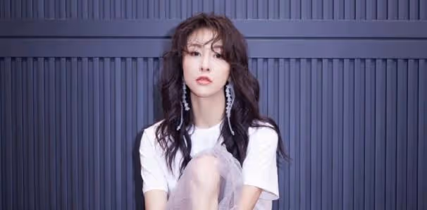 送導演打底褲，被富二代罵仍賠笑臉，賈青為何會遭到王思聰手撕？