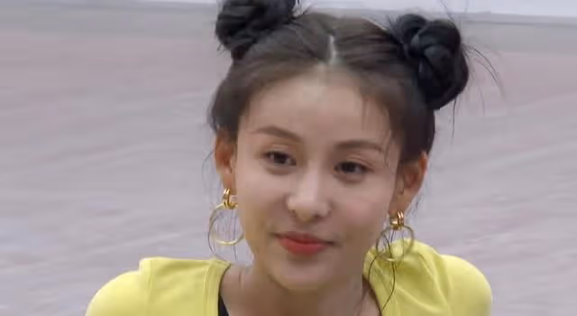 送導演打底褲,被富二代罵仍賠笑臉,賈青為何會遭到王思聰手撕?