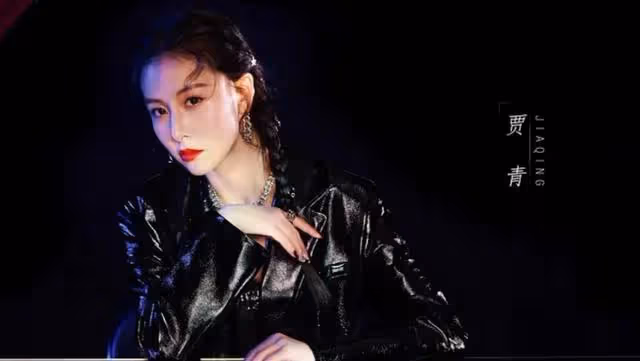 送導演打底褲,被富二代罵仍賠笑臉,賈青為何會遭到王思聰手撕?