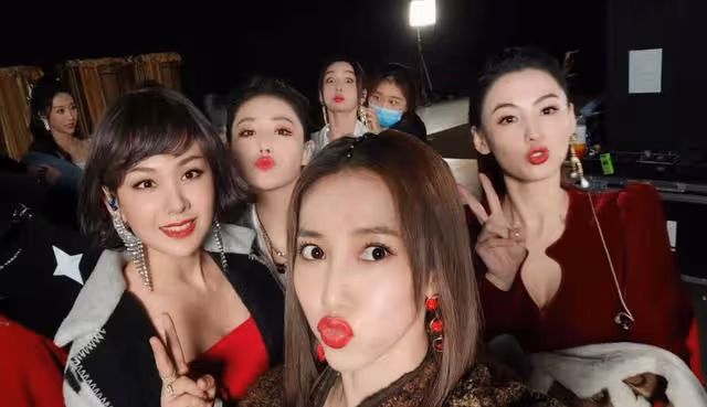 送導演打底褲,被富二代罵仍賠笑臉,賈青為何會遭到王思聰手撕?