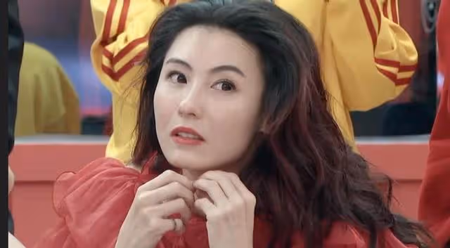 送導演打底褲,被富二代罵仍賠笑臉,賈青為何會遭到王思聰手撕?