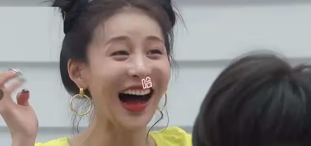 送導演打底褲,被富二代罵仍賠笑臉,賈青為何會遭到王思聰手撕?