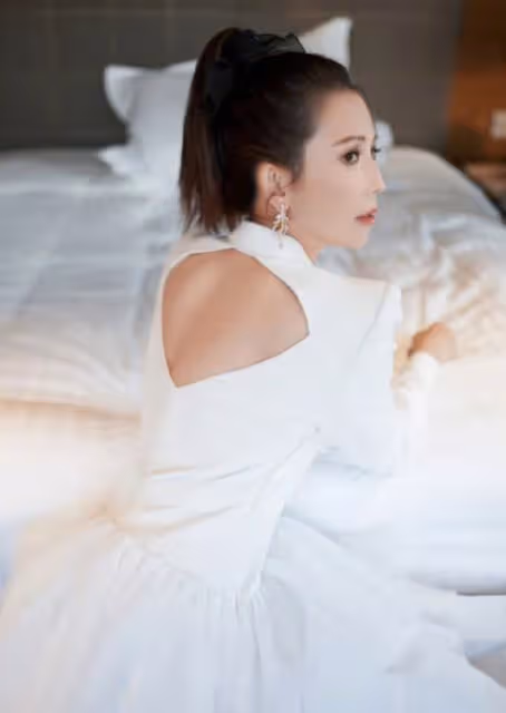 當媽媽不容易，蔡少芬帶兒子累出筋膜炎肩周炎，曬針灸照惹人心疼