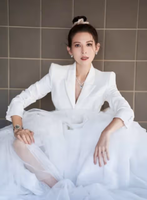 當媽媽不容易，蔡少芬帶兒子累出筋膜炎肩周炎，曬針灸照惹人心疼