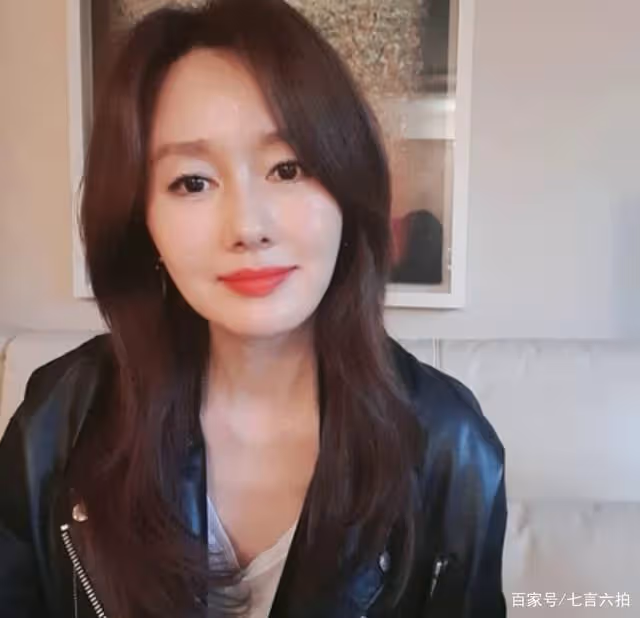 《看了又看》的銀珠，49歲芳華還在，眼中不可再有杯中物